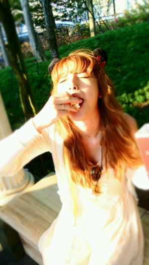木下優樹菜がディズニーシーでポップコーンを食べている写真